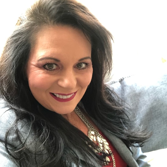 Meet your Posher, Vivian - Picture 2 of 4